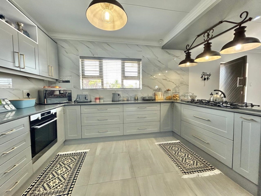 4 Bedroom Property for Sale in Wavecrest Eastern Cape